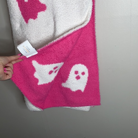 cupcakes & cashmere Other - 🪴NWT Viral pink and white ghost blanket!